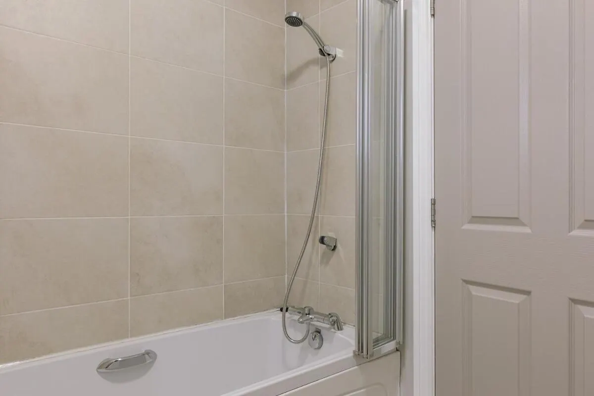 Chic 2-Bed, 2 Bath Apt In City Centre Sleeps 6, Free Secure Parking Belfast 0*,  Großbritannien