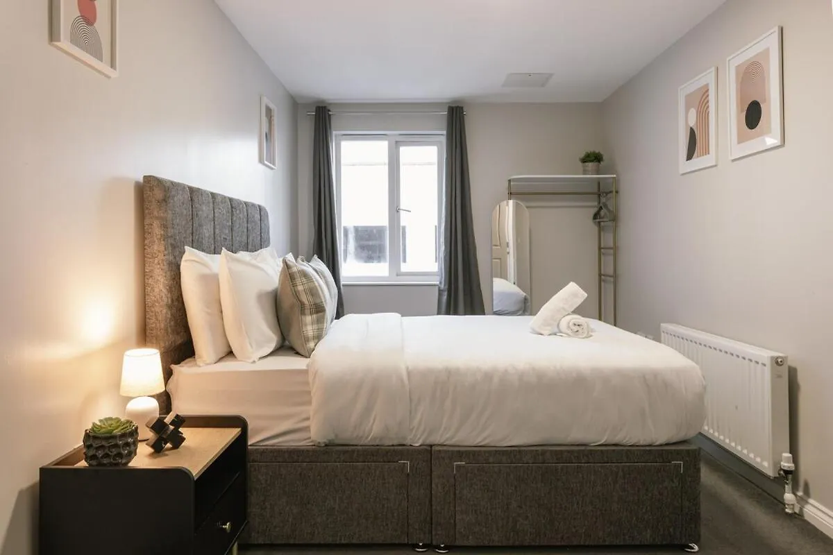 Apartment Chic 2-Bed, 2 Bath Apt In City Centre Sleeps 6, Free Secure Parking Belfast