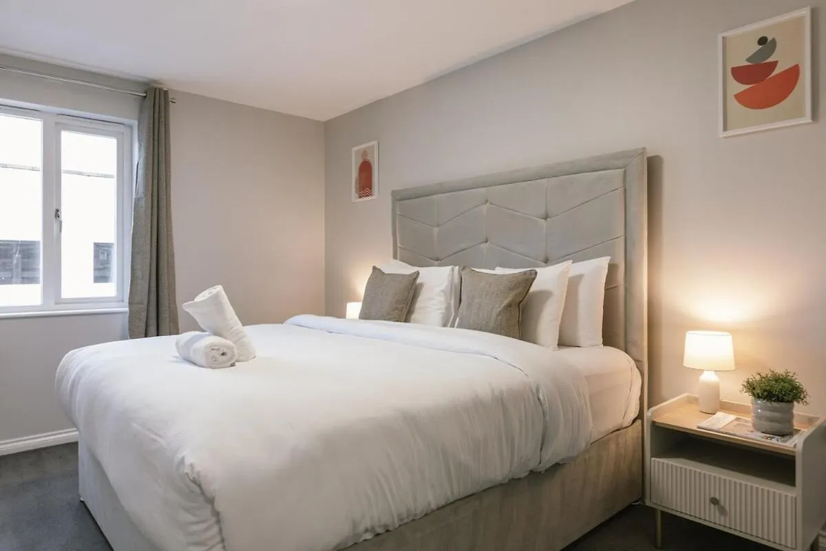 Chic 2-Bed, 2 Bath Apt In City Centre Sleeps 6, Free Secure Parking Belfast