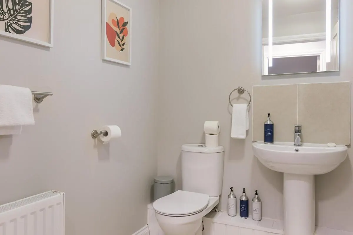 Chic 2-Bed, 2 Bath Apt In City Centre Sleeps 6, Free Secure Parking Belfast