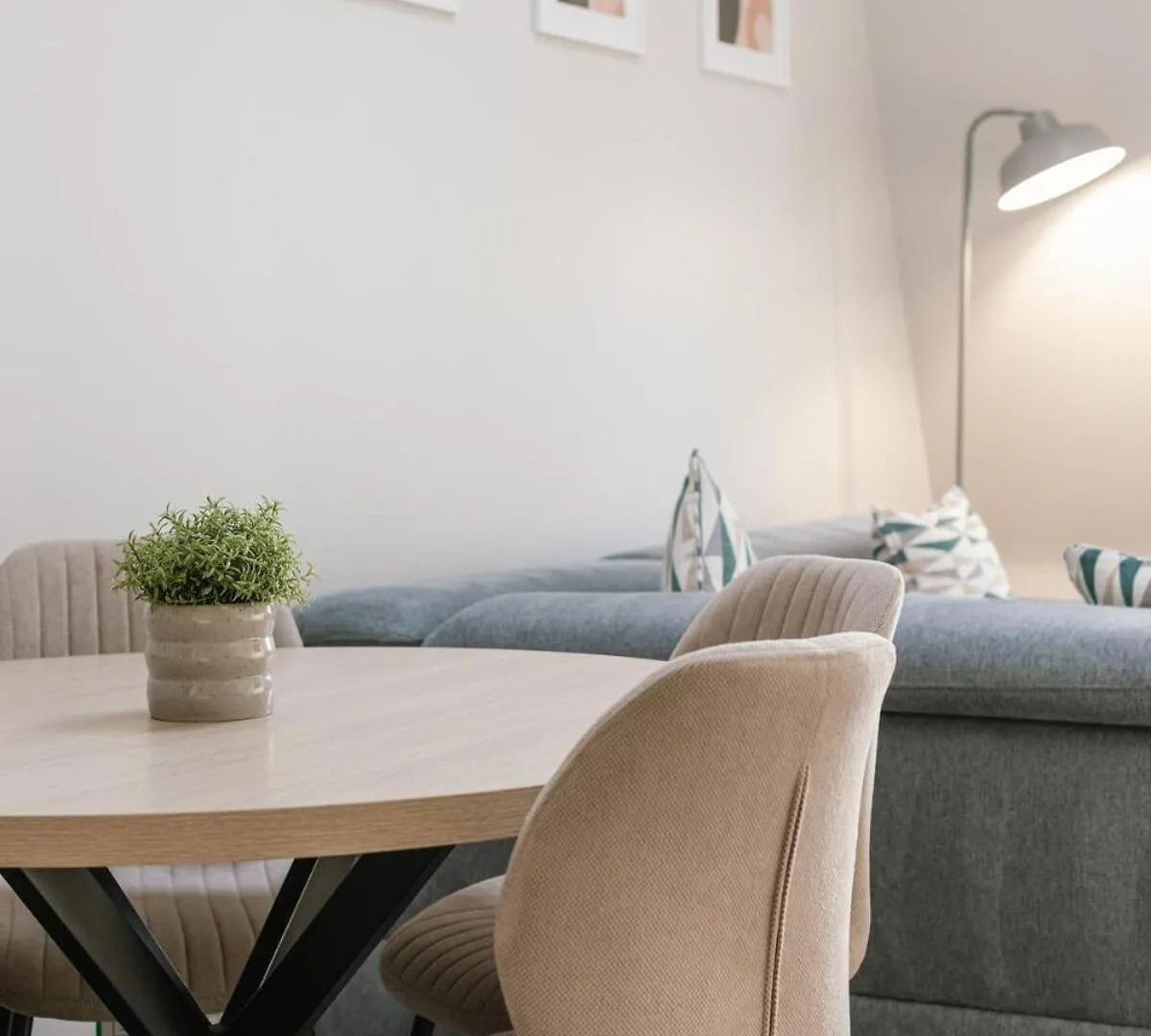 Chic 2-Bed, 2 Bath Apt In City Centre Sleeps 6, Free Secure Parking Belfast 0*,  Großbritannien