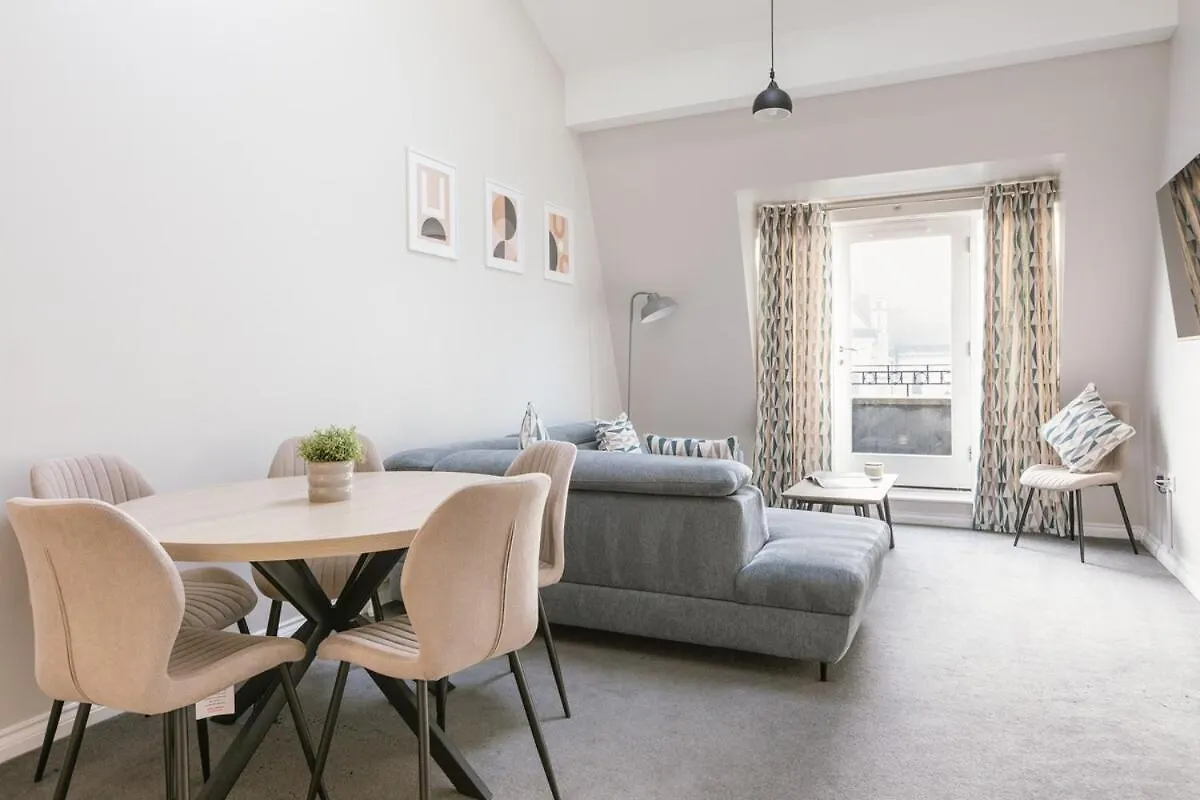 Chic 2-Bed, 2 Bath Apt In City Centre Sleeps 6, Free Secure Parking location