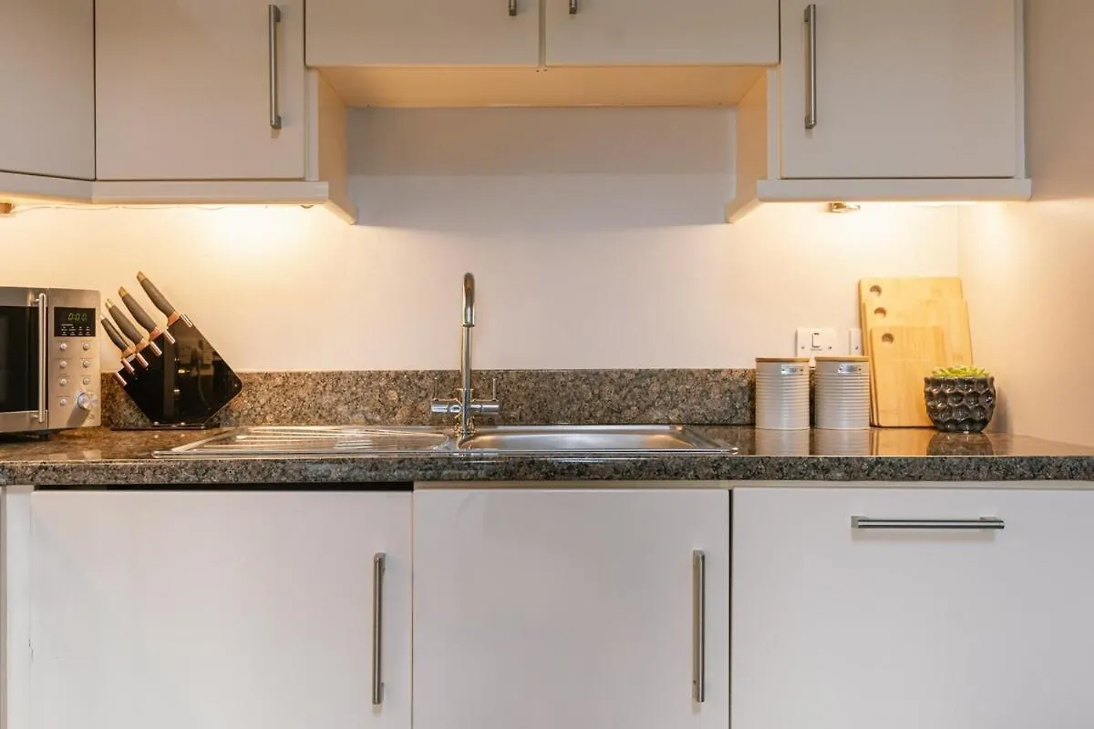 Chic 2-Bed, 2 Bath Apt In City Centre Sleeps 6, Free Secure Parking Belfast 0*,  Reino Unido