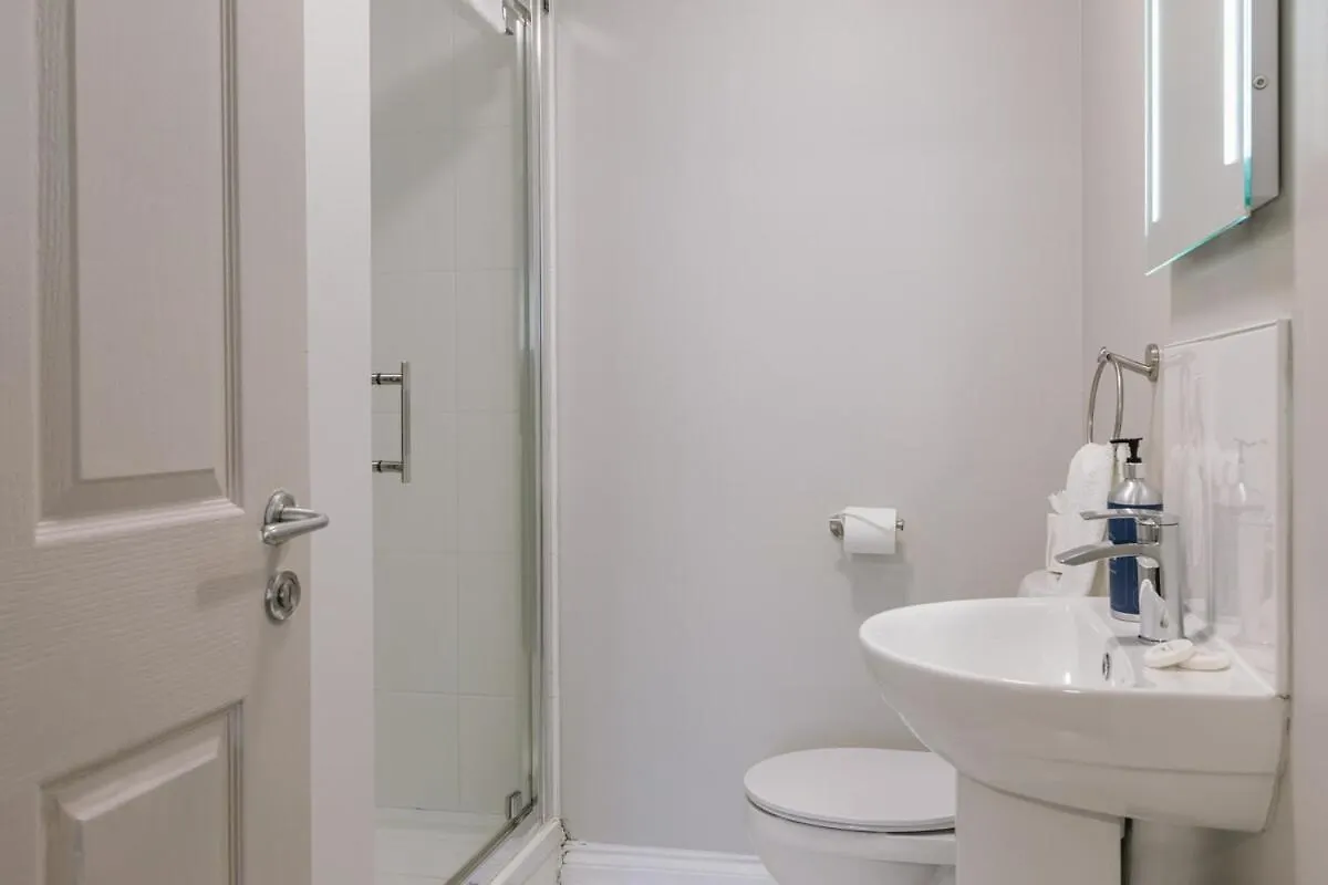 Chic 2-Bed, 2 Bath Apt In City Centre Sleeps 6, Free Secure Parking Belfast Reino Unido